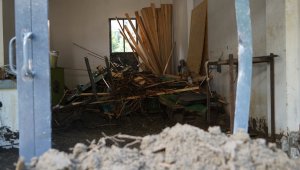 Komandolar, sel sonrası balçıkla kaplanan ev ve işyerlerini temizliğe başladı