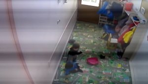 Kreşte küçük çocuk arkadaşı tarafından darp edildi, aileye tahterevalliden düştü denildi