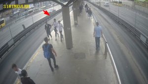 Metrobüsle hırsızlığa gittiler: Şüphelilerden biri kaçarken cüzdanını düşürdü