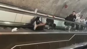 Metroda pes dedirten kavga: Yürüyen merdivenlerde yuvarlanarak kavga ettiler