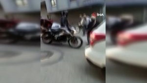 Otomobil sürücüsü silahının kabzasıyla tartıştığı moto kuryenin başına vurdu