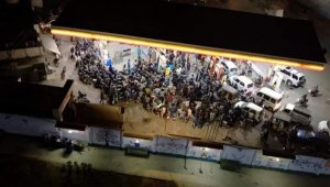 Pakistan'da akaryakıta gelecek zam öncesi istasyonlarda uzun kuyruklar oluştu