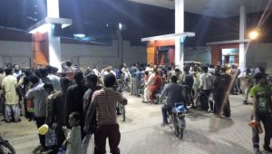 Pakistan'da zam öncesin istasyonlarda bitmeyen kuyruklar oluştu