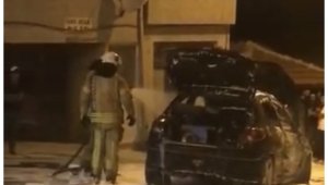 Park halindeki otomobil alev alev yandı