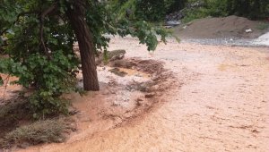 Sağanak yağış sele neden oldu