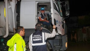 Sakarya Valisi Kaldırım sel bölgesinde: "Bütün ekiplerimiz sahada, çok ciddi bir sıkıntı gözükmüyor"