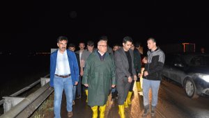 Sivas Valisi Dr. Şimşek selden etkilenen Gemerek'te incelemelerde bulunuyor