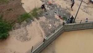 Su dolu çukura düşen kız boğulmaktan son anda kurtarıldı