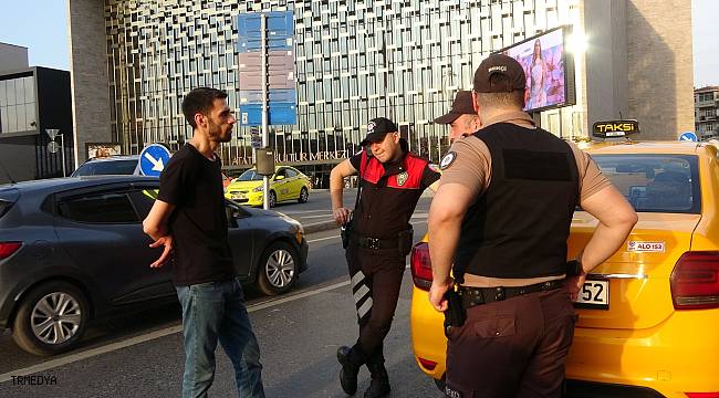 Taksim Meydanı'nda ticari takside uyuşturucu madde çıktı, sürücü gözaltına alındı
