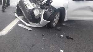 Tır ile otobüsün arasında kalan otomobilden sağ çıktı