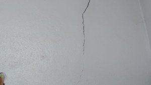 Van'da 5.0 büyüklüğündeki depremde Erciş'te de bazı evlerde çatlaklar oluştu