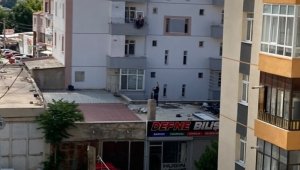 Yangında balkondan atlayan kadını havada tuttu