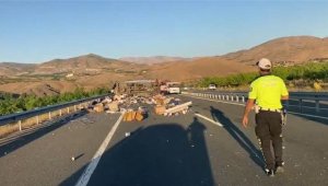 Yolcu otobüsüyle kargo kamyonu çarpıştı: 17 yaralı