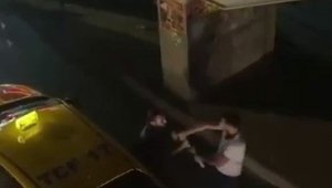 Yolcu taksiciye "sür lan" deyince ortalık karıştı; o anlar kameraya yansıdı