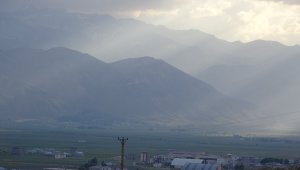 Yüksekova'nın yüksek kesimlerinde toz bulutu etkili oldu
