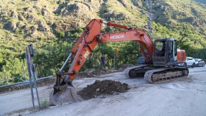 Zarara Uğradım dedi, hastane yolunu 2. kez ulaşıma kapattı