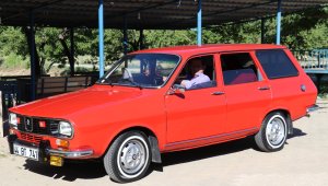 1975 model otomobiline çocuğu gibi bakıyor