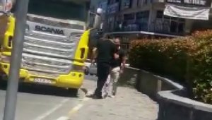 'Yol verme' tartışması: Aracı yumruklandı, şişe fırlattı