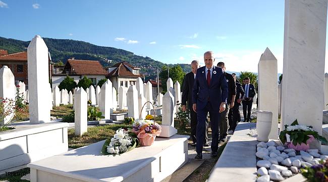 AK Parti Genel Başkanvekili Kurtulmuş, Kovaçi Şehitliği'ni ziyaret etti