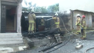 Arnavutköy'de çocukların oyun oynarken yaktığı baraka küle döndü