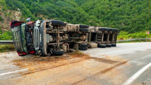 Ayçiçeği küspesi yüklü tır yan yattı, sürücü yaralandı
