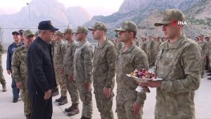 Bakan Akar beraberindeki TSK komuta kademesi ile Dağlıca'da