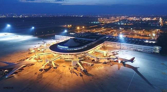 Bakan Karaismailoğlu: "Antalya Havalimanı'nda bin 34 uçak trafiği ile rekor tazelendi"