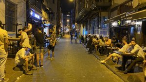 Bıçaklı saldırı kamerada: Önce yanına çağırdı sonra bıçaklayıp kaçtı