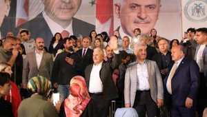 Binali Yıldırım, konserde seyirciyle türkü söyledi