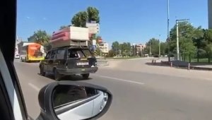 Ehliyetsiz sürücü otomobilin tavanında koltuk taşıdı