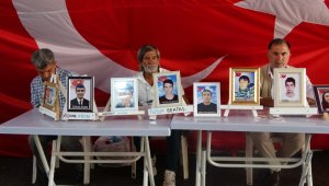 Evlat nöbetindeki aileler gözyaşları arasında çocuklarının bayramını kutladı