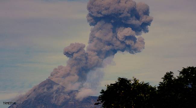 Guatemala'daki Fuego Yanardağı kül ve duman püskürttü