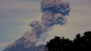 Guatemala'daki Fuego Yanardağı kül ve duman püskürttü