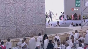 Hacılar Mina'da şeytan taşladı
