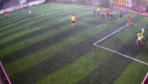 Halı saha maçı boks ringine döndü