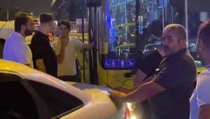İETT otobüsünün geçişini engelleyen otomobili vatandaşlar el birliğiyle ittirdiler
