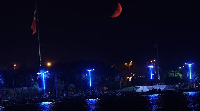 İskenderun'da Yarım Ay kartpostallık manzara oluşturdu