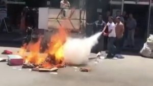 Kağıt toplama aracındaki kartonlar cayır cayır yandı