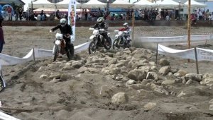 Kum üzerindeki motor yarışları nefes kesti