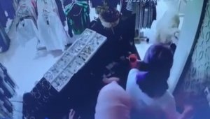 Kurbanlık koyun mağazaya girdi, içerideki panik kameralara yansıdı