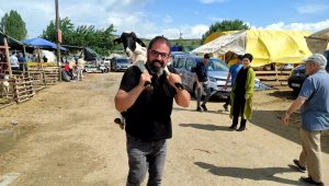 Kurbanlık koyunu çocuğu gibi sırtında taşıdı