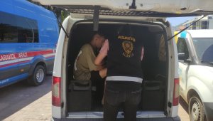 Markette tartıştığı ortağını boğazından bıçaklayarak öldürdü