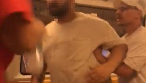 Metroda alkol kavgası: Yolcular araya girdi