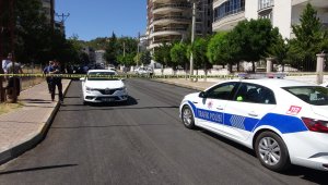 Polisten kaçan ehliyetsiz sürücü önce araca sonra bahçe duvarına çarptı