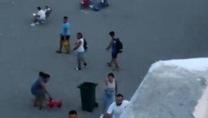 Sahilde çöpe taş atma kavgasında yumruklar konuştu