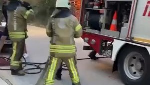 Sancaktepe'de arazi yangını binaya sıçradı: 3 itfaiye eri dumandan etkilendi