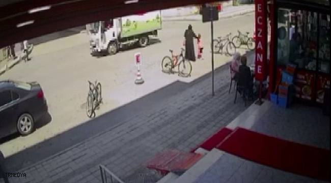 Sancaktepe'de İETT otobüsü, karşıdan karşıya geçen kadın ve küçük kıza çarptı