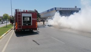 Seyir halinde alev alan otomobilden inip araç yanarken bagajdaki valizleri kurtarmanın derdine düştüler