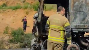 Seyir halindeyken alev alan tır küle döndü