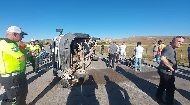 Sivas'ta kamyonet devrildi, 5 kişi yaralanırken anayol trafiğe kapandı